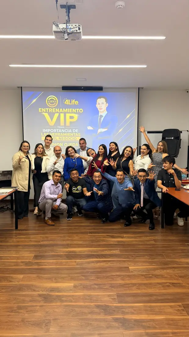 Rafa el Networker con equipo en Entrenamiento VIP 4Life SEN