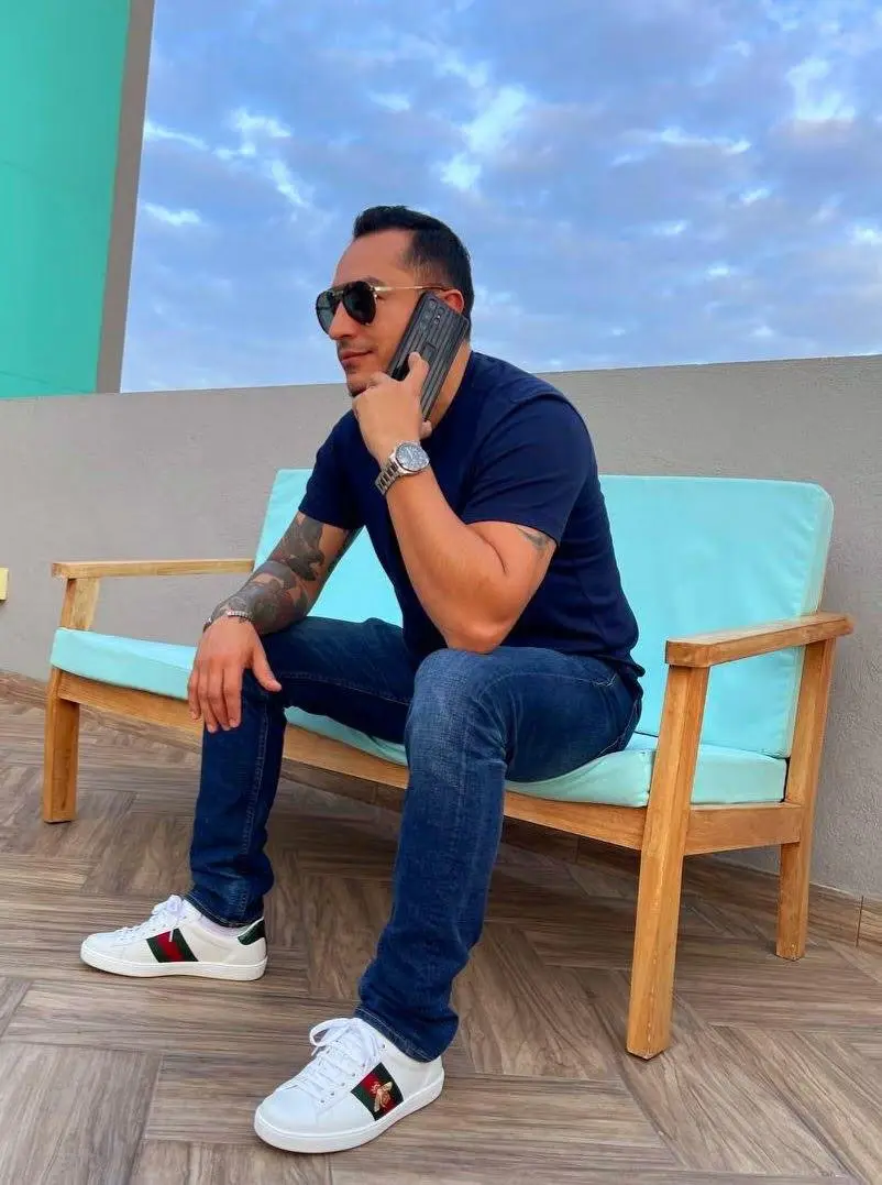 Rafa el Networker en llamada telefónica desde terraza con sillón turquesa