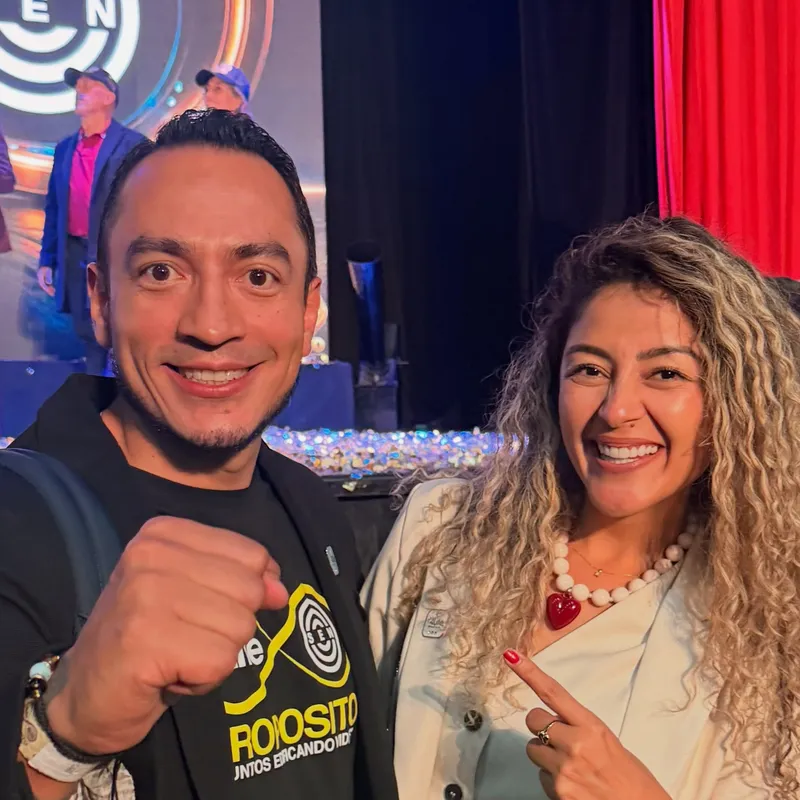 Rafa el Networker con una compañera de la comunidad 4Life durante un evento SEN